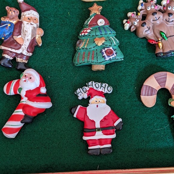Collection Of Ten Vintage Holiday Pins Resin And Wood - Picture 6 of 7